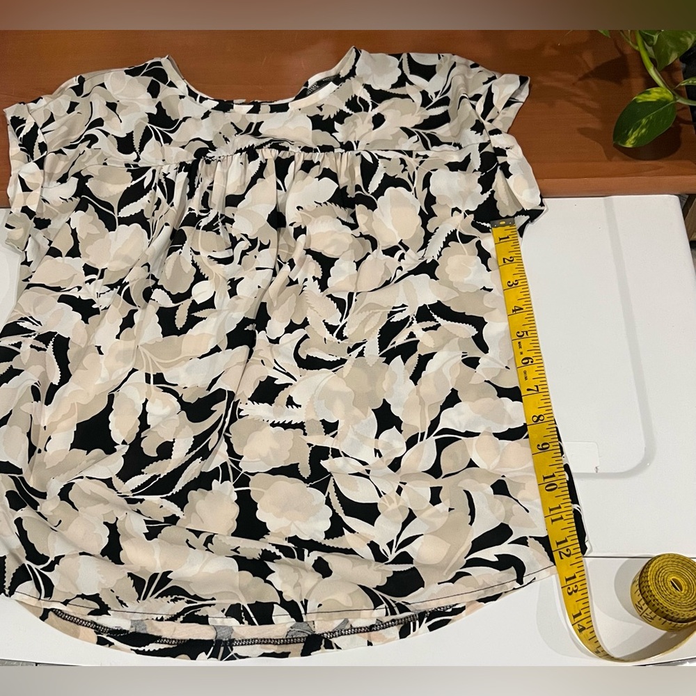LOFT Black Cream Floral Cap-Sleeve Blouse XXS Lightweight - Picture 6 of 10
